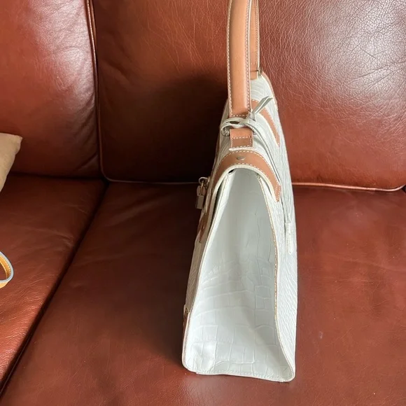 Elegant White and Tan Handbag - Picture 3 of 6